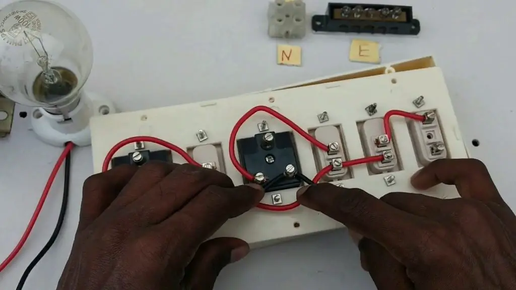 Como conectar dos interruptores y un enchufe 
